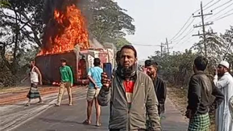 নিয়ন্ত্রণ হারিয়ে চলন্ত বাসে আগুন, নিহত ৪
