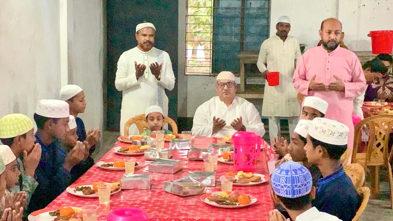 রাজশাহীতে এতিম শিশুদের সঙ্গে ইফতার করলেন এমপি শফিকুল হক মিলন