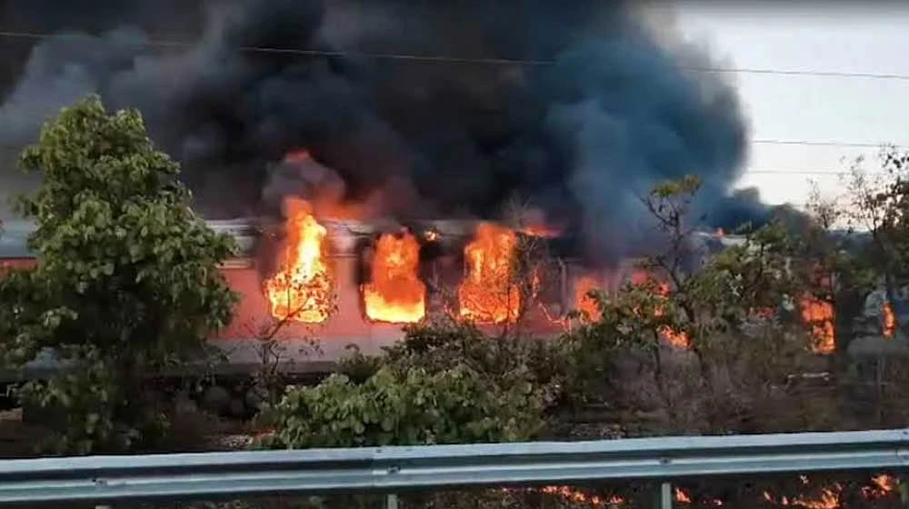কেরালা-দিল্লি রাজধানী এক্সপ্রেসে আগুন, ৬৮ যাত্রী উদ্ধার