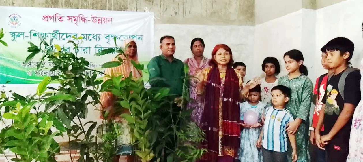 মিরপুর পল্লবীতে শিক্ষার্থীদের মাঝে গাছের চারা বিতরণ