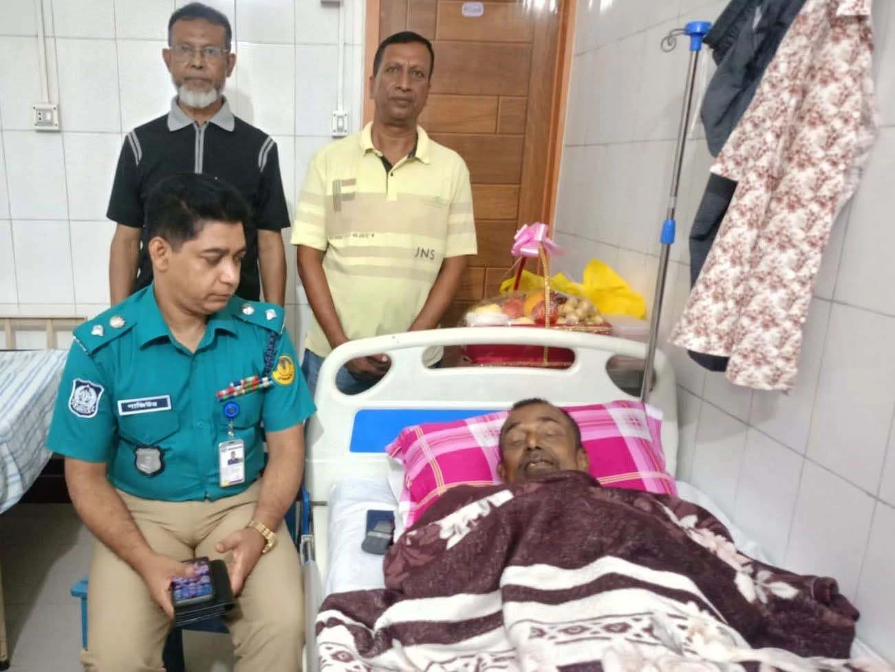 অসুস্থ প্রবীণ সাংবাদিক সাইদুর রহমানকে হাসপাতালে দেখতে গেলেন আরএমপির মুখপাত্র