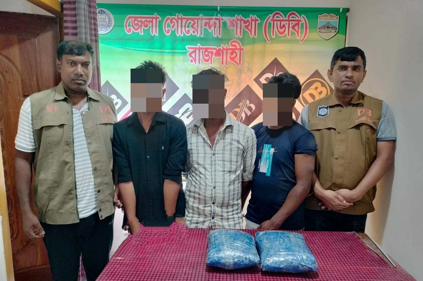 রাজশাহীতে ডিবির অভিযানে ২ কেজি গাঁজাসহ দুই মাদক কারবারি গ্রেপ্তার