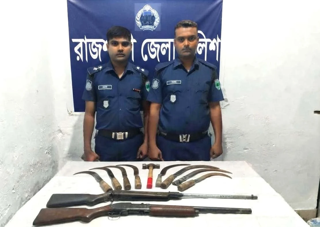 রাজশাহীতে যৌথ অভিযানে আগ্নেয়াস্ত্র ও দেশীয় অস্ত্র উদ্ধার, সাজাপ্রাপ্ত আসামি গ্রেপ্তার