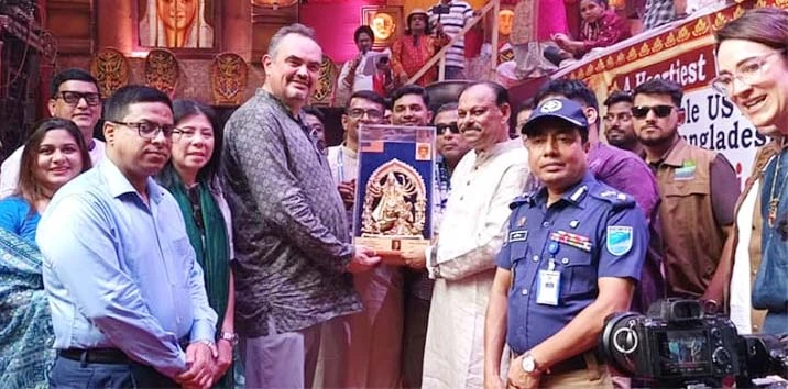 নারায়ণগঞ্জে পূজামণ্ডপ পরিদর্শন করে মুগ্ধ মার্কিন রাষ্ট্রদূত