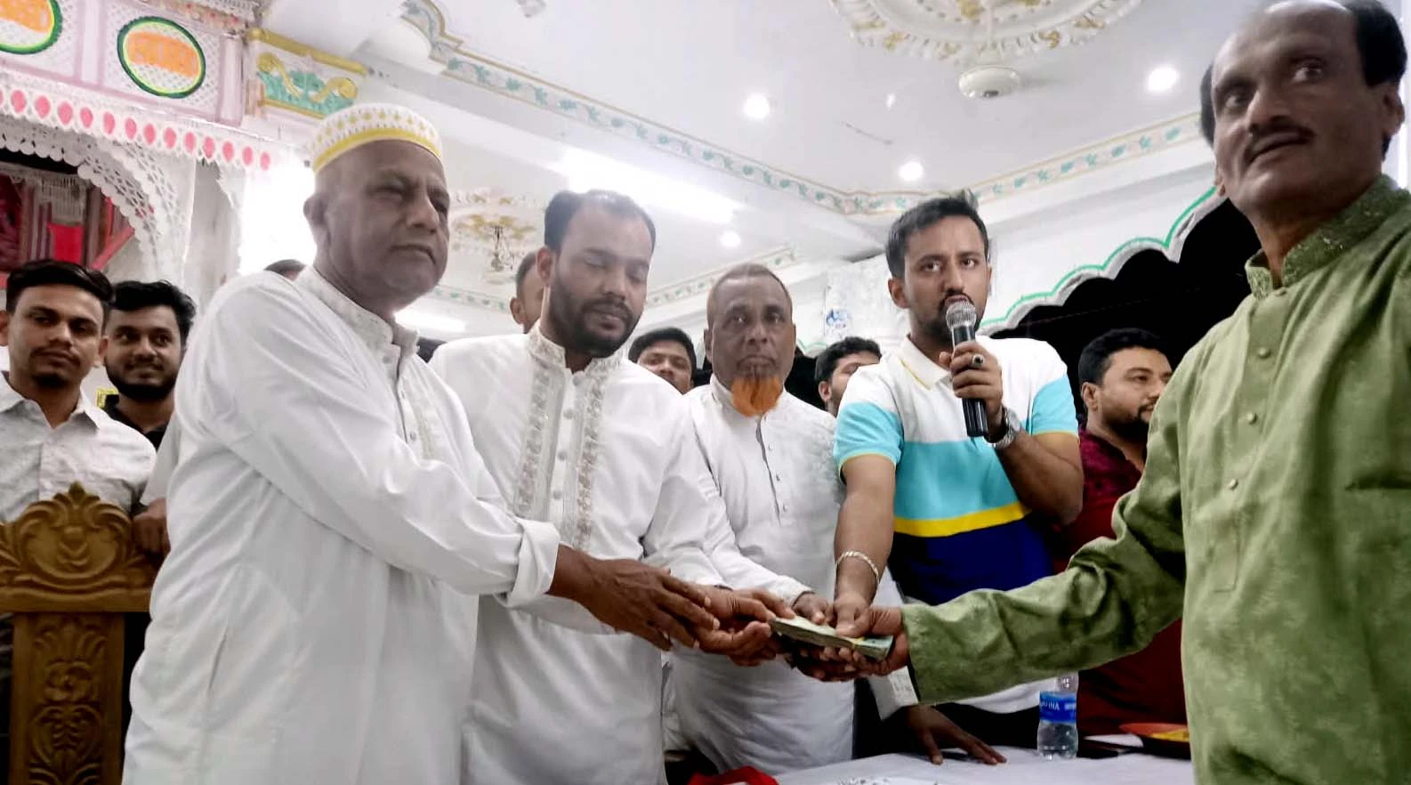 বাজিতপুরে বিভিন্ন পূজামণ্ডপ পরিদর্শনে শিল্পপতি ইকবাল হোসেন, প্রতিটিতে ৫০ হাজার টাকা অনুদান