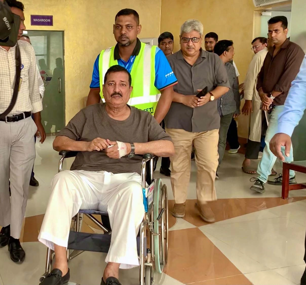 উন্নত চিকিৎসার জন্য ঢাকার পিজি হাসপাতালে ভূমিমন্ত্রী মিনু