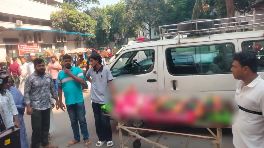 ঢামেকে অ্যাম্বুলেন্স ধর্মঘট: মরদেহ ও মুমূর্ষু রোগী নিয়ে স্বজনদের হাহাকার